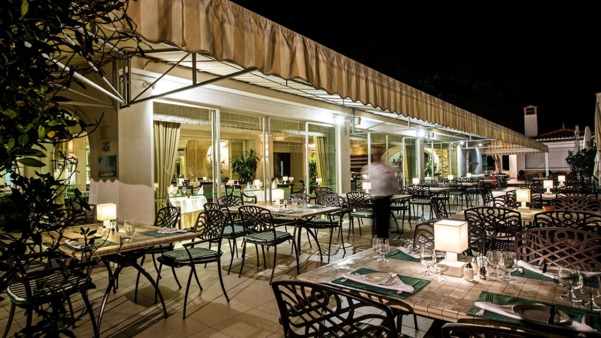 Four Seasons Country Club Portugal Outdoor dining 